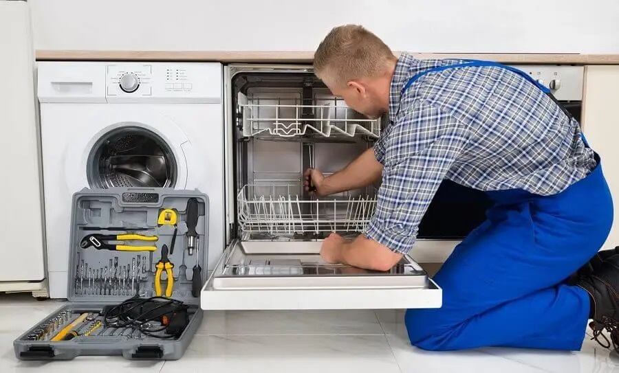 Kuşadası Siemens servisi teknisyen ekibi beyaz eşya tamiri yaparken